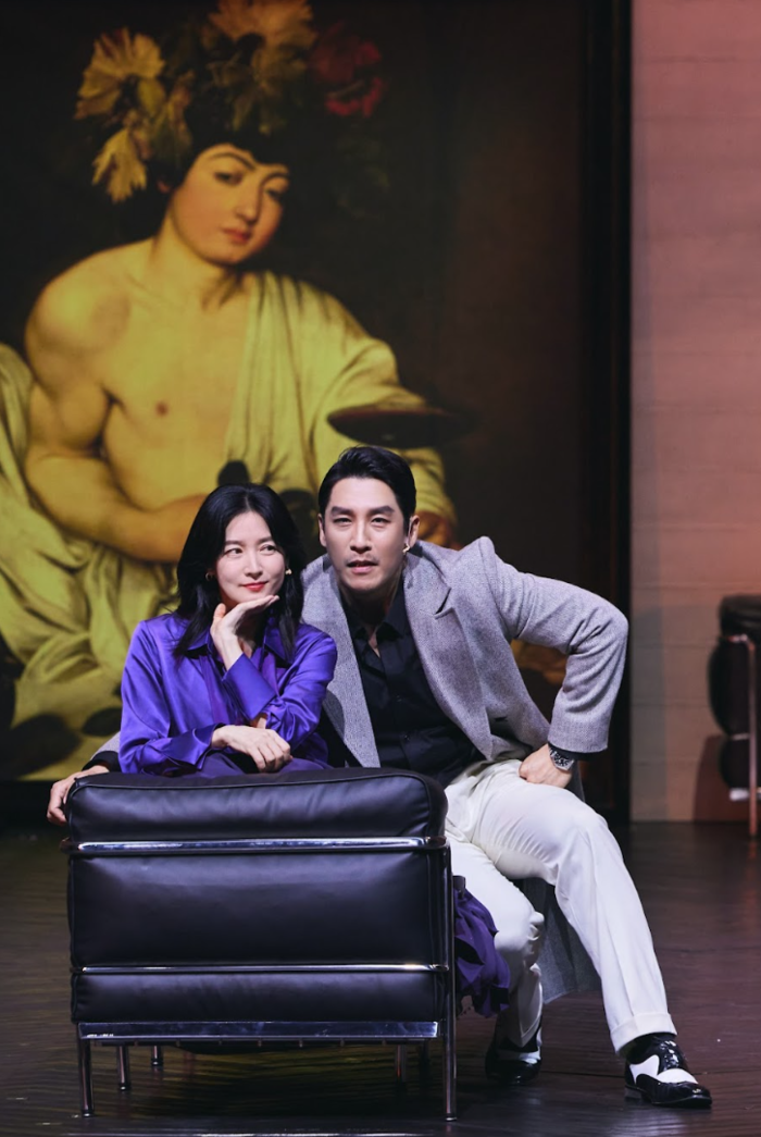  연극‘헤다 가블러’에서 헤다(이영애·왼쪽)와 브라크(지현준)가 대화를 나누고 있다.&lt;LG아트센터&gt;