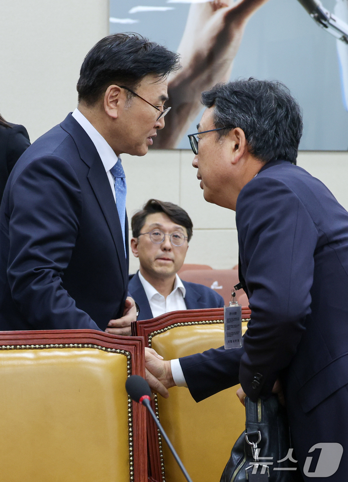  유상임 과학기술정보통신부 장관(왼쪽)과 유영상 SK텔레콤 대표이사가 8일 오후 서울 여의도 국회 과학기술정보방송통신위원회에서 열린 SK텔레콤 해킹 관련 청문회에 출석해 인사하고 있다.뉴스1