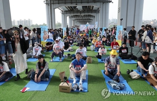  제6회 한강 멍때리기 대회 참가자들.[사진출처 = 연합뉴스]