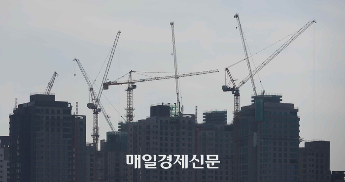  서울의 한 아파트 건설현장에 멈춰 서 있는 타워크레인 모습[박형기 기자]