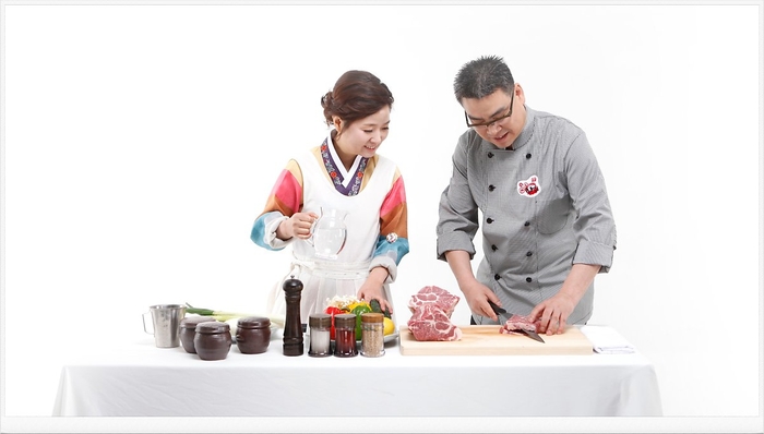  화화돼지왕갈비의 유인성·전현주 부부.&lt;부자비즈&gt;