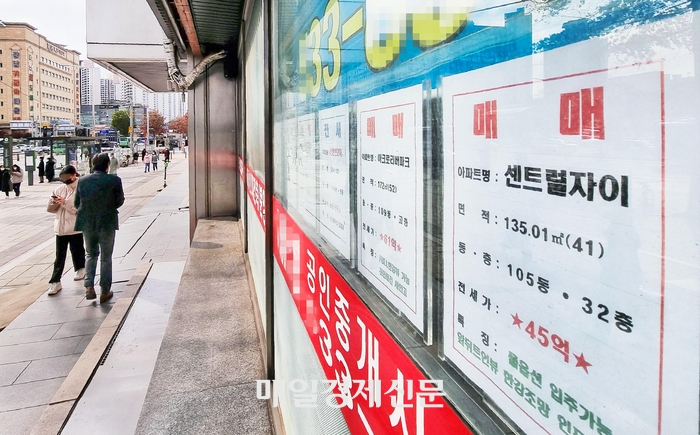  서울 서초구 반포 상가의 한 부동산중개업소에 아파트 매물안내장이 붙어 있다.[이충우 기자]