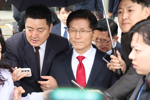  김문수 국민의힘 대선 후보가 9일 서울 여의도 국회에서 열린 의원총회에서 권영세 비상대책위원장과 충돌 후 의총장에서 나와 국회를 떠나고 있다.[사진 출처 = 연합뉴스]