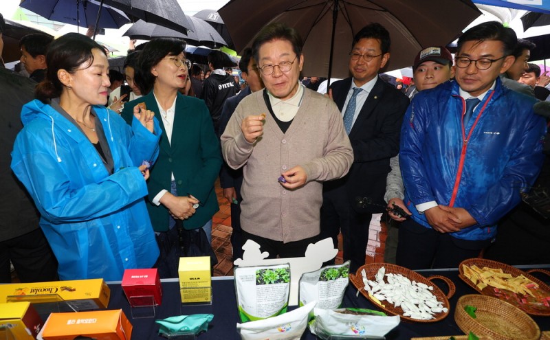 TK 찾은 이재명 "파랑·빨강 아닌, 일할 사람 뽑아달라"
