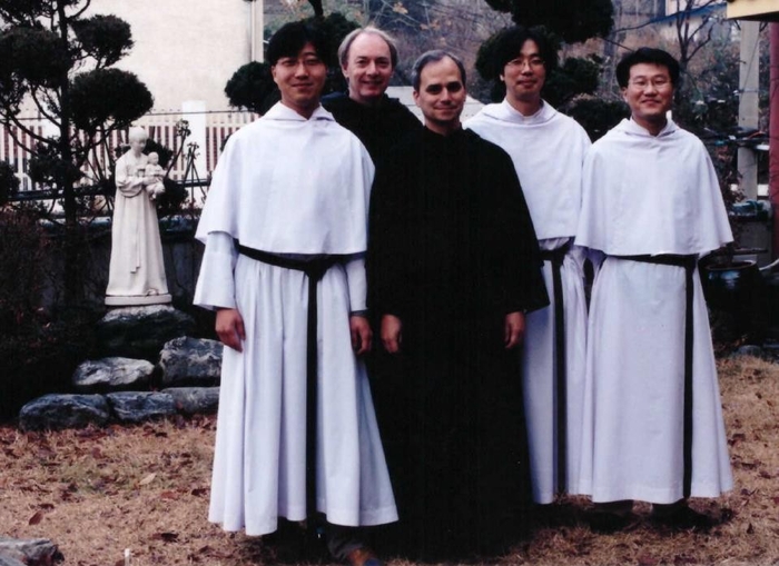  레오 14세 교황이 2002년 성 아우구스티노 수도회 총장 신분으로 한국을 방문해 인천 전동수도원에서 수도자들과 함께 촬영한 기념사진.[사진 출처 = 연합뉴스]