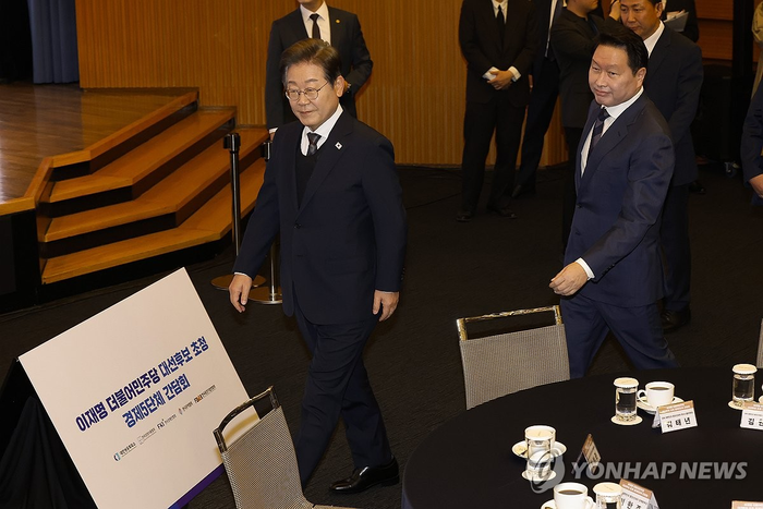  더불어민주당 이재명 대선후보와 최태원 대한상공회의소 회장이 8일 서울 중구 대한상공회의소에서 열린 대선후보 초청 경제5단체 간담회에 참석하고 있다.[사진 출처 = 연합뉴스]