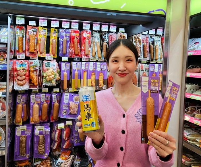  편의점 CU가 990원 핫바,1900원 맥주,2500원 닭꼬치 등 초저가 상품들을 잇따라 선보였다.[사진 = BGF리테일 제공]