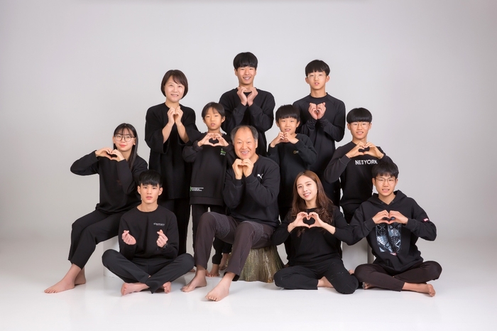  윤정희(셋째줄 맨 왼쪽)·김상희(가운데) 부부가 2019년 자녀들과 찍은 가족사진.당시 첫째 하은은 결혼 후 캐나다에 거주 중이고,여섯째 햇살은 군 관련 프로그램에 참가 중이라 이들을 제외한 아홉 명의 아이들과