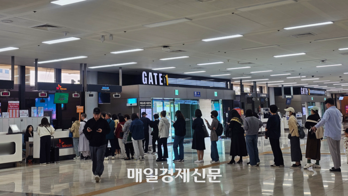 SK텔레콤 가입자식별장치(USIM) 데이터 유출 사건으로 유심 무상 교체가 본격 시작된 지난 4월 28일 김포국제공항 로밍센터에 긴 대기줄이 형성됐다.[이가람 기자]