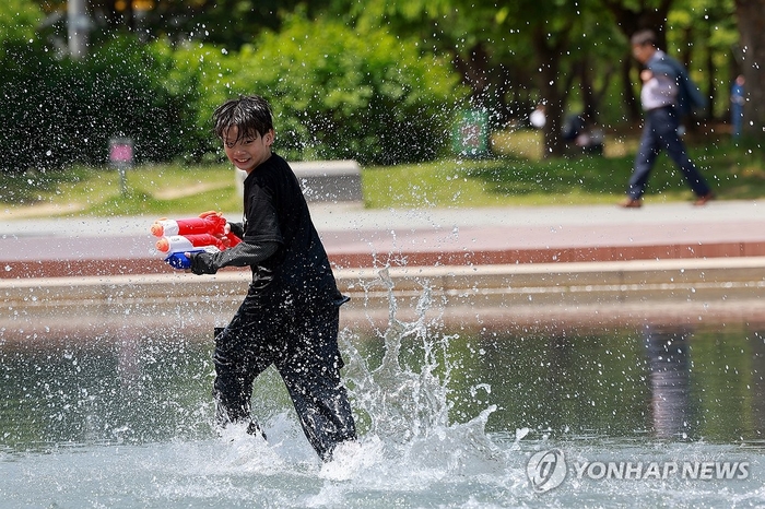  지난 8일 서울 영등포구 여의도물빛광장에서 어린이가 물놀이를 하는 모습.[사진=연합뉴스]