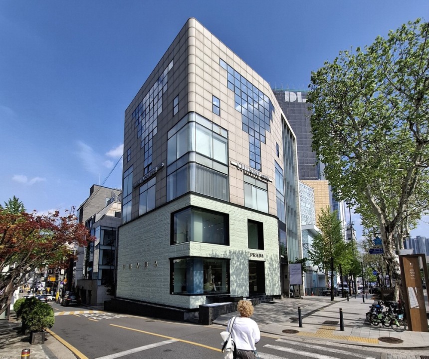 최근 550억원에 거래된 서울 강남구 청담동 명품거리 '프라다 빌딩' 전경.이승환 기자