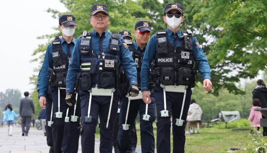  11일 여의도 한강공원에서 'K스마트 순찰' 시범 운영의 일환으로 웨어러블 로봇을 착용한 경찰이 순찰 시연을 하고 있다.연합뉴스