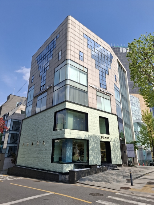  최근 550억원에 거래된 서울 강남구 청담동 명품거리‘프라다 빌딩’전경.[이승환 기자]