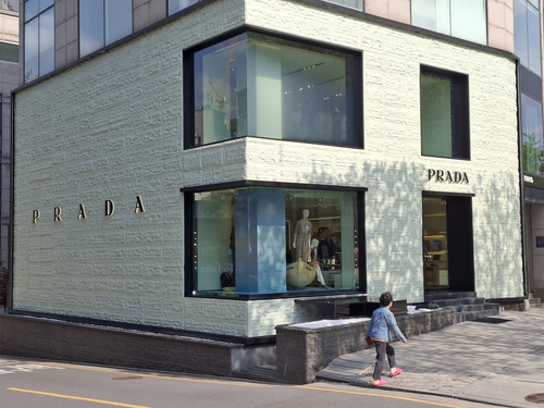  최근 550억원에 거래된 서울 강남구 청담동 명품거리‘프라다 빌딩’전경.[이승환 기자]