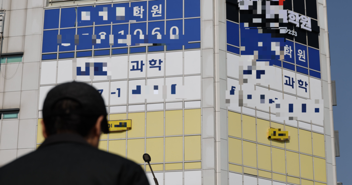  서울 강남구 대치동 학원가에서 한 시민이 지나가고 있다.[이충우 기자]