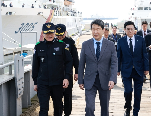  이주호 대통령 권한대행 부총리 겸 교육부 장관이 11일 불법조업 단속 현장 점검을 위해 인천 서해5도 특별경비단 3005함을 방문하고 있다.[사진 출처 = 교육부]