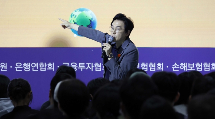  10일 서울 강남구 삼성동 코엑스B홀에서 열린 20205 서울머니쇼에서 많은 참관객들이 김경필 머니트레이닝 랩 대표의‘월급을 두배로 늘려주는 소비법’강연을 듣고 있다.[김호영 기자]