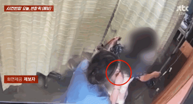  간호조무사가 25개월 아기가 하고 있는 금목걸이를 훔치는 장면.[영상 출처 = JTBC‘사건반장’보도화면]