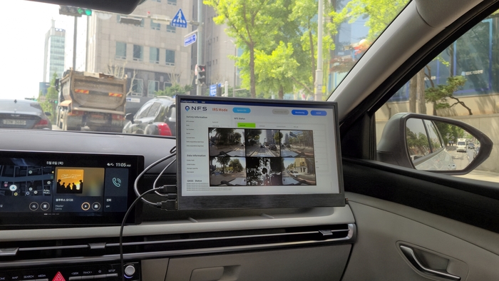  현대오토에버의 도로정보 수집용 차량‘NFS(Next Field Survey)’가 도로를 달리며 정보를 수집하고 있다.5개의 카메라 영상과 1개의 라이다 정보가 실시간으로 모니터링 되고 있는 모습 [한창호 기자]