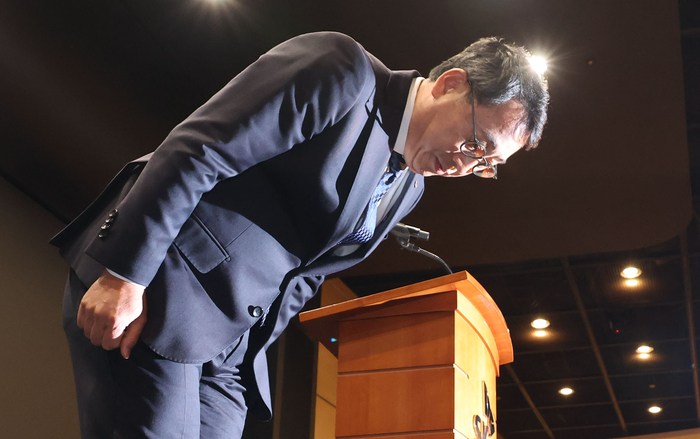  유영상 SK텔레콤 대표이사가 4월 25일 서울 중구 SKT타워에서 SK텔레콤 이용자 유심(USIM) 정보가 해커 공격으로 유출된 것과 관련해 고개 숙여 사과하고 있다.[이승환 기자]