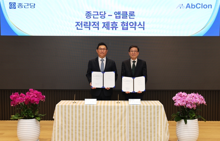 지난 9일 서울 충정로 종근당 본사에서 김영주(왼쪽) 종근당 대표와 이종서 앱클론 대표가 전략적 지분 투자 및 공동 연구개발 파트너십을 체결하고 기념촬영을 하고 있다.사진=종근당