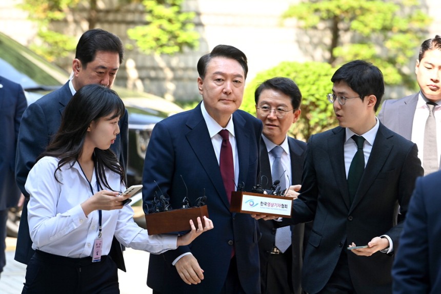 윤석열 전 대통령이 12일 오전 서울 서초구 서울중앙지방법원에서 열린 내란 우두머리 혐의 3차 공판에 출석하고 있다.사진공동취재단