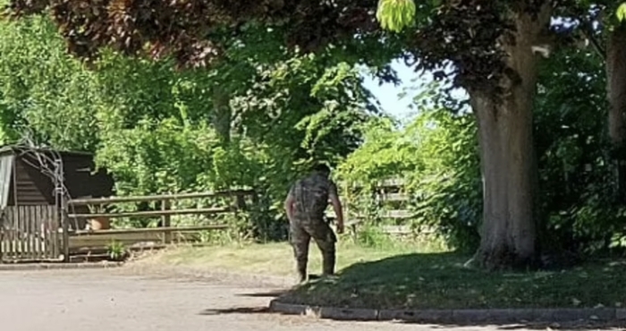 영국 육군 폭발물 처리반이 초등학교 주차장 나무 밑에서수류탄을 확인하는 모습. [사진 출처 = 데일리메일 캡처]
