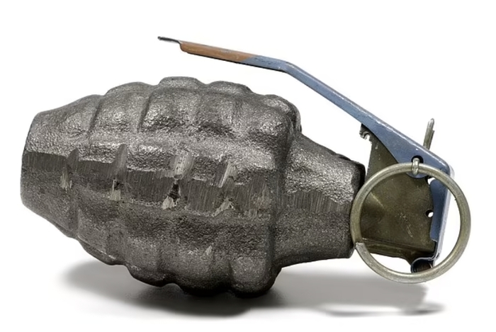 영국의 한 초등학교에서 학생의 교실로 가져온 제2차 세계대전 당시 수류탄. [사진 출처 = 데일리메일 캡처]