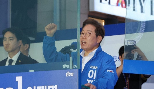 <b>이재명</b> “목 찔린 정치인 두고 장난…방탄유리, 내 잘못인가”