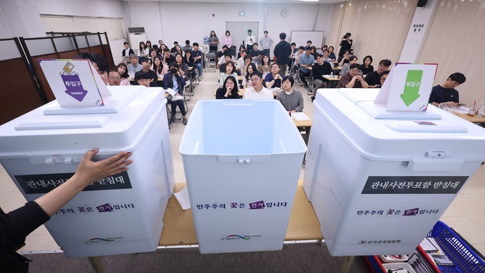 선관위, 사전투표소 투표자수 매시간 공개…<b>부정선거 의혹 차단</b>