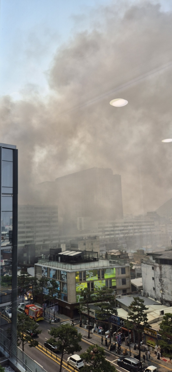 28일 오후 서울 을지로 인근 세운상가에 화재가 난 모습. <독자 제공>
