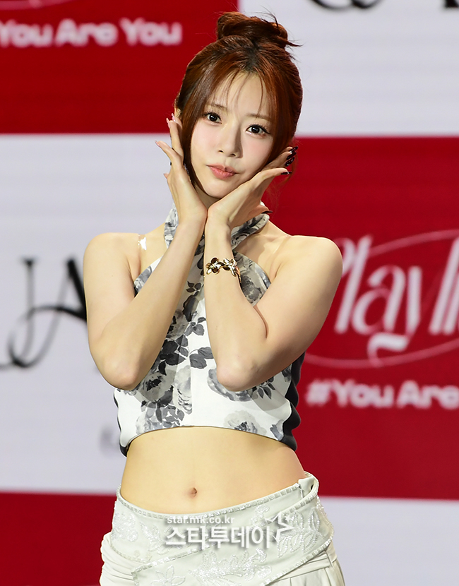 [포토] <b>유아유</b> 지유, 꽃받침 포즈