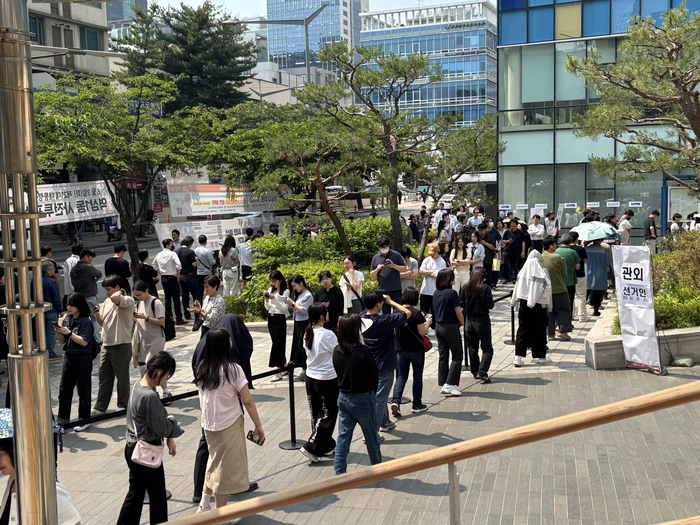 [현장] “애가 학교서 자랑한대서” <b>사전투표</b> 첫날 ‘<b>역대급</b> 흥행’