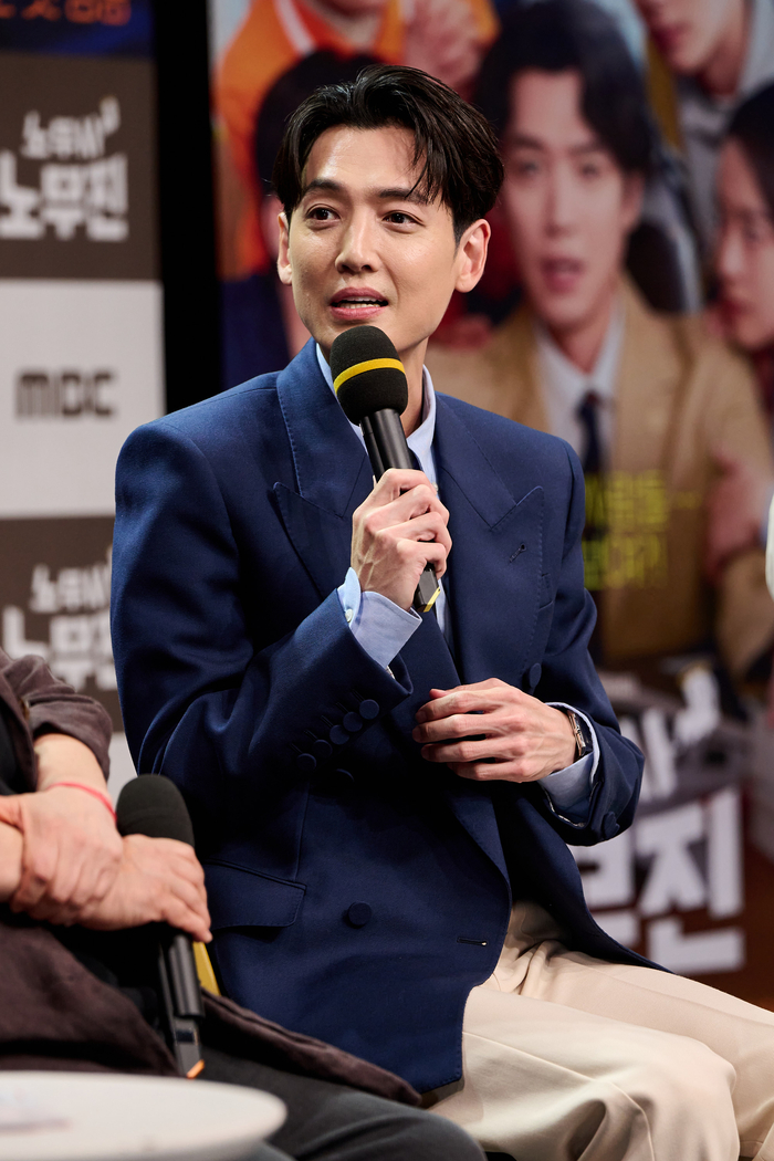 ‘노무사 <b>노무진</b>’ <b>정경호</b> “실제 명예노무사로 위촉, 새로운 경험 많이...