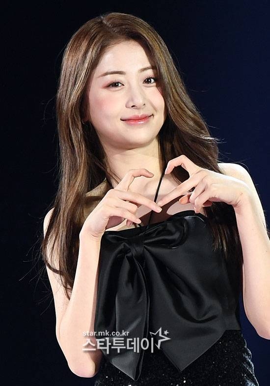 르세라핌 <b>허윤진</b>, <b>위버스 콘 불참</b> “허리 부상 치료 중”