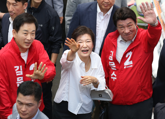 <b>서문시장</b> 찾은 <b>박근혜</b>···“여기 분들 많이 생각”
