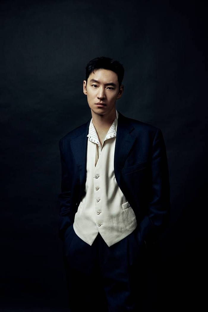 [인터뷰②] <b>이제훈</b> “소속사 대표로 월급 걱정...내년 스케줄 없어 불안...