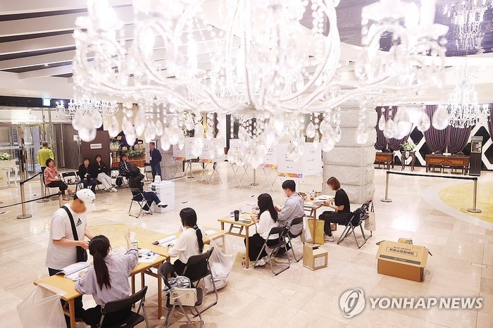 “이상한 곳 아닙니다”…유권자 눈길 사로잡은 이색 <b>투표소</b>