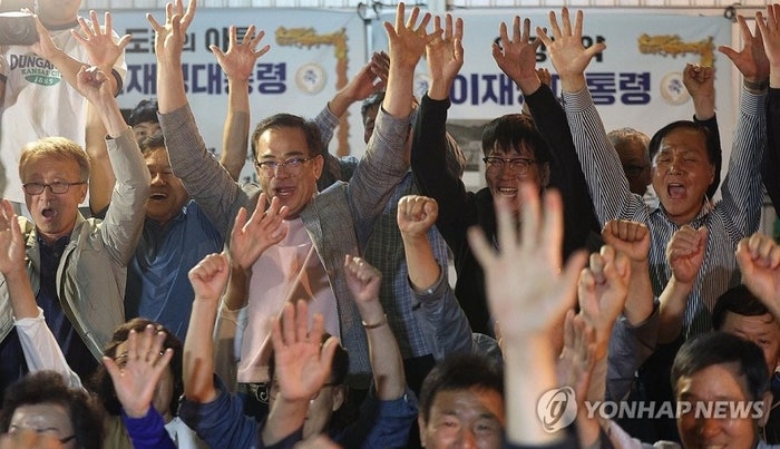 “이렇게 큰 인물 될 줄 몰랐다”…출구조사 발표에 <b>환호</b>하는 <b>이재명</b> 고...