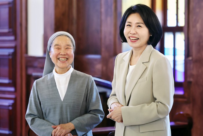 ‘<b>조용한 내조</b>’ 집중한 <b>김혜경 여사</b>…대선 기간 내내 외곽서 지원