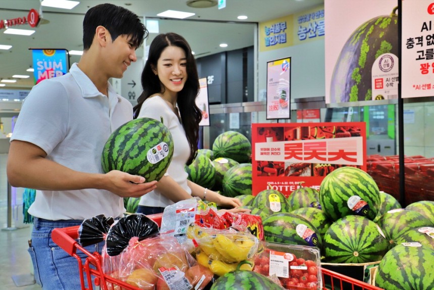 롯데마트 제타플렉스 서울역점에서 고객들이 롯데레드페스티벌 상품을 보고 있다.  롯데쇼핑