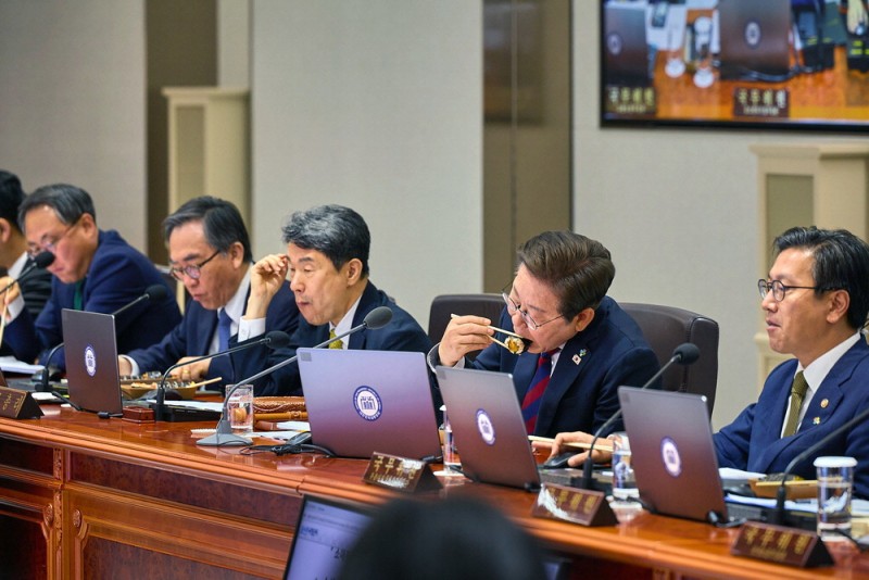 [포토] 李대통령 첫 국무회의 주재…김밥 점심 먹고 3시간 마라톤 회의