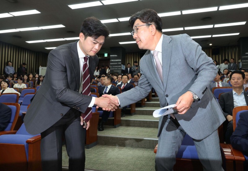 혼돈의 국힘…권성동 사퇴, 김용태는 신중모드