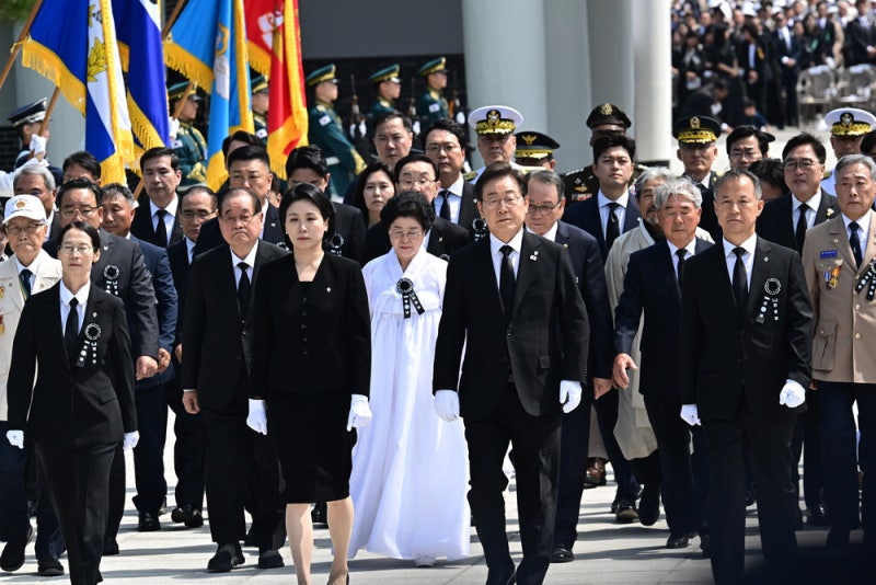 李 "특별한 희생엔 특별한 보상"