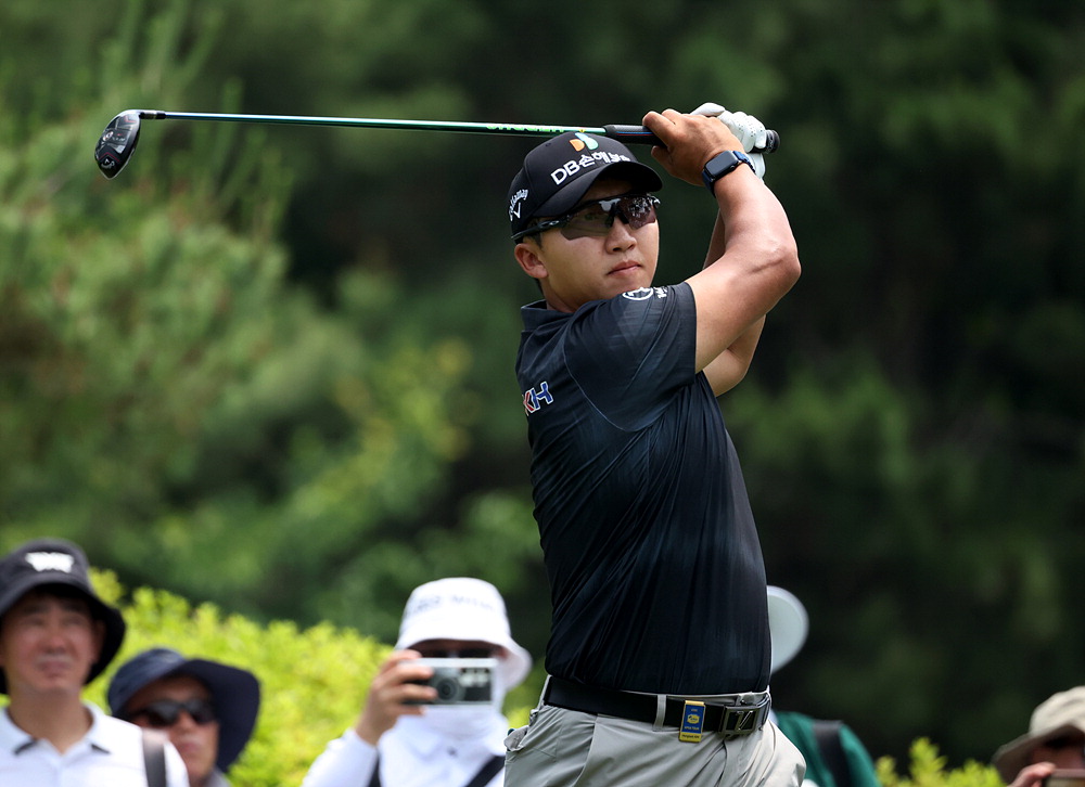 부상딛고 …'스크린 제왕' 3번째 필드 정복