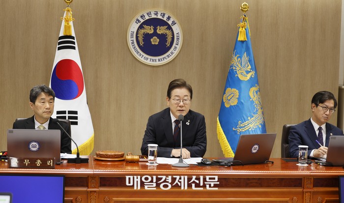 첫 <b>통화</b>부터 韓美 틈새 노린 시진핑...“다자주의·자유무역 지켜야”