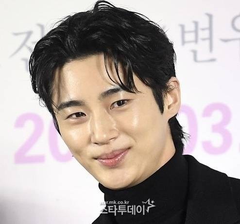 20억 <b>복권 당첨</b> 사연에 직접 등판한 <b>변우석</b>…“다 기다려, 달려간다”