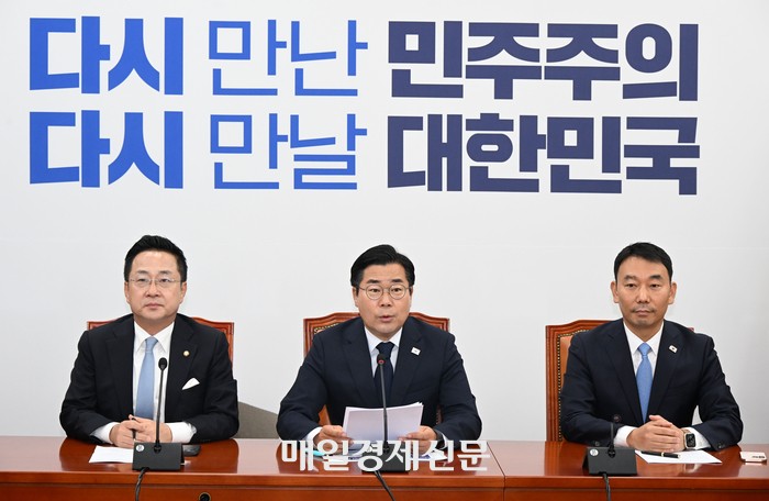 임기 끝낸 與 원내<b>대표</b> <b>박찬대</b> “<b>당 대표 출마</b>는 <b>고민</b> 중”