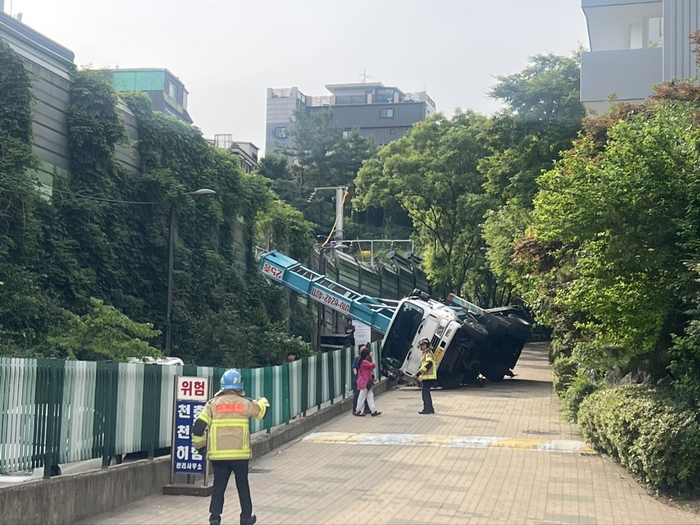 [속보] <b>경의중앙선</b> 일부 <b>운행 중단</b>…“전기 공급 문제 추정”