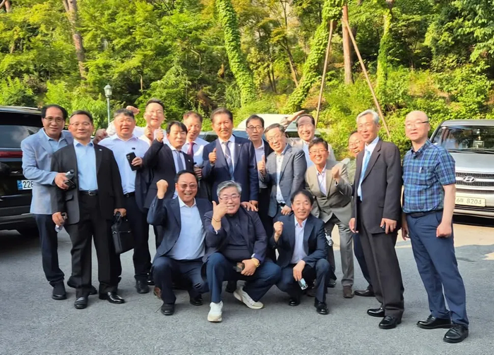 이재명 대통령이 소년공 시절 함께 일했던 오리엔트 시계 공장 동료들이 지난 14일 이 대통령의 장남 이동호씨 결혼식에 초대돼 정청래 더불어민주당 의원과 기념사진을 찍고 있다.  [사진=정청래 의원 페이스북 캡쳐]